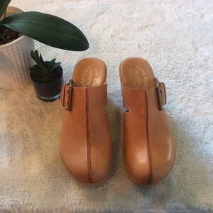 Kork-Ease tan leather clogs!